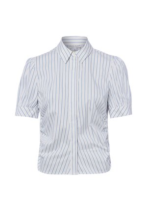 Blusa bianca a maniche corte con sottili righe verticali blu, colletto appuntito e maniche leggermente a sbuffo.