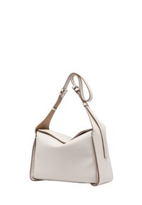 Borsa a tracolla in pelle bianca con superficie texturizzata, design a triangolo per il flip, e tracolla regolabile in tono beige. Presenta una chiusura a zip discreta.
