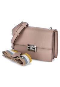 Borsa a mano in pelle rosa con design strutturato, hardware argentato e tracolla rimovibile con strisce gialle, grigie e bianche.