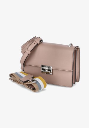 Borsa a mano in pelle rosa con design strutturato, hardware argentato e tracolla rimovibile con strisce gialle, grigie e bianche.