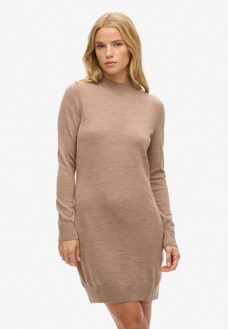 Abito lavorato a maglia marrone con maniche lunghe e scollatura alta. La texture morbida, il design aderente e i polsini e l'orlo a coste creano una silhouette elegante.