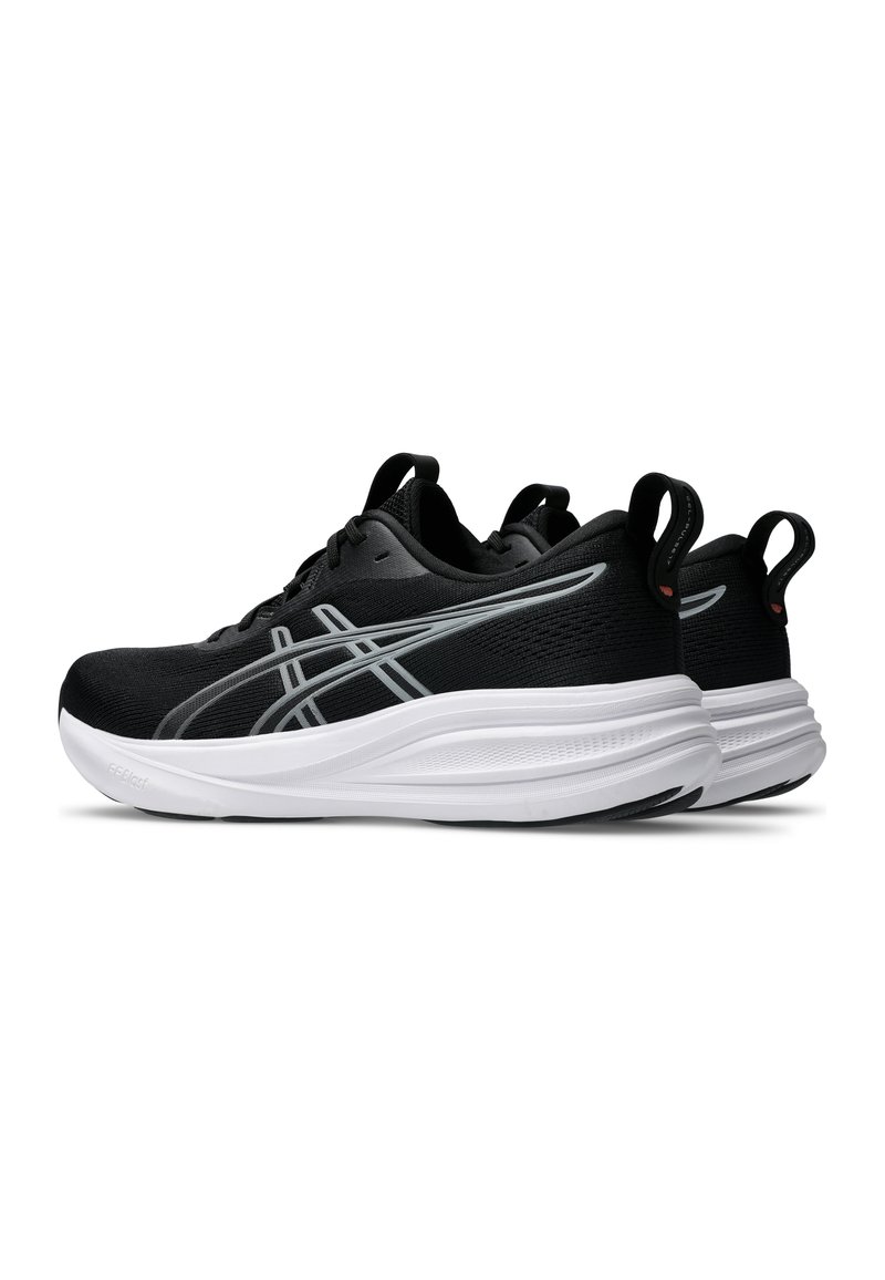 Baskets de course ASICS en noir et blanc avec un dessus en mesh, des bandes réfléchissantes, des onglets de talon rembourrés et de grosses semelles blanches amortissantes.