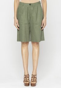 Zielone, krótkie spodenki sięgające kolan, wykonane z fakturowanej tkaniny, z wysokim stanem i zakładkami z przodu, z pojedynczym zapięciem na guzik.