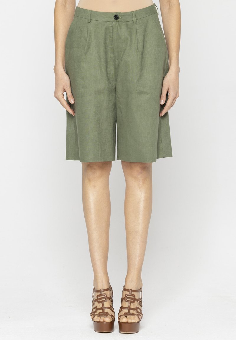 Zielone, krótkie spodenki sięgające kolan, wykonane z fakturowanej tkaniny, z wysokim stanem i zakładkami z przodu, z pojedynczym zapięciem na guzik.