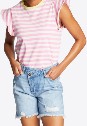 Rosa-weiß gestreiftes T-Shirt mit Rüschenärmeln und einem gelben Halsausschnitt, kombiniert mit hellblauen, verwaschenen Jeansshorts.