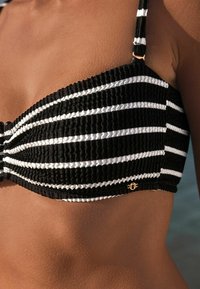 Next TRIM BANDEAU - REGULAR FIT - Vrchný diel bikín - black white stripe crinkle
