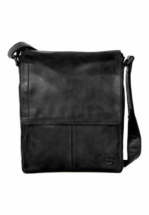 Sac bandoulière en cuir noir avec fermeture à rabat et sangle réglable, avec un petit « S » embossé dans le coin inférieur droit.