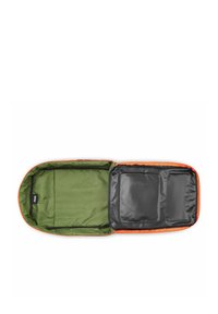 Borsa di stoccaggio rettangolare con un esterno arancione e un interno verde. Presenta un scomparto grigio liscio su un lato e una fodera testurizzata.