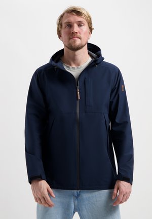 Marineblauwe softshell jas met een ritssluiting aan de voorkant, verstelbare capuchon en elastische manchetten. Bevat zijzakken en een subtiele logo-accentuering.