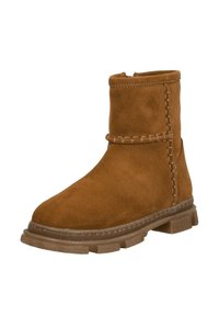 Bruine suède enkelboot met een gestructureerd oppervlak, voorzien van een geweven accent rond het midden en een duurzame rubberen zool.