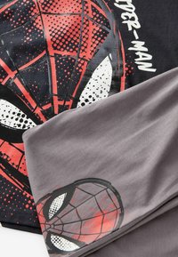 Rood en zwart Spider-Man graphic t-shirt met een opvallend spinnenwebdesign, gecombineerd met zacht grijs materiaal, met een bijpassend logo.