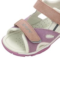 Fioletowe i białe sandały z teksturowaną skórą zamszową, regulowanymi paskami, perforowaną wkładką i gumową podeszwą z wzorami antypoślizgowymi.