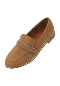 Mocassino in camoscio marrone con una finitura liscia, caratterizzato da una fascia decorativa di perline e un tacco basso rifinito in oro. Design a punta arrotondata.