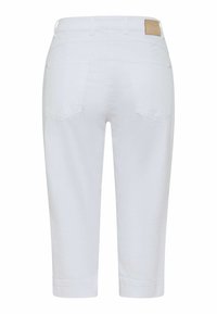 Pantaloni capri bianchi con una texture liscia, dotati di due tasche posteriori e una vita. Completati con un'etichetta in pelle marrone chiaro.