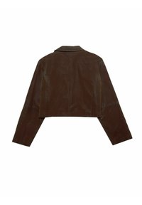 Przykrojona brązowa skórzana kurtka z długimi rękawami, klapowym kołnierzem i teksturowanym wykończeniem; posiada detaliczne szwy na plecach.