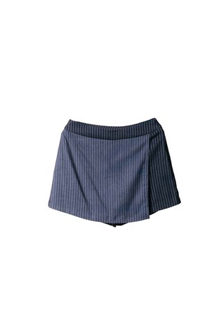 Gonna corta a righe blu navy con frontale plissettato, realizzata in tessuto leggero, presenta una vita e un design a taglio dritto.