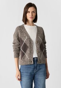 Sweter kardigan w kolorze brązowym o teksturowanym wykończeniu, z diamentowym wzorem w ciemnym brązie i białymi akcentami, oraz trzema guzikami z przodu.