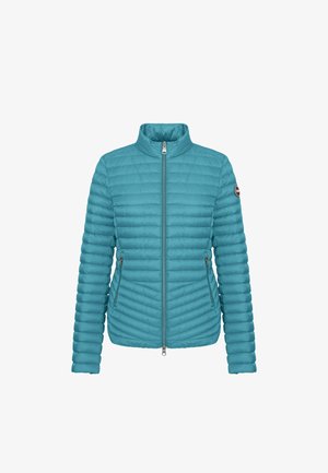 Tyrkysová péřová bunda se zipem vpředu, vysokým límcem a bočními kapsami. Vybavena prošívaným vzorem a logem na rukávu.