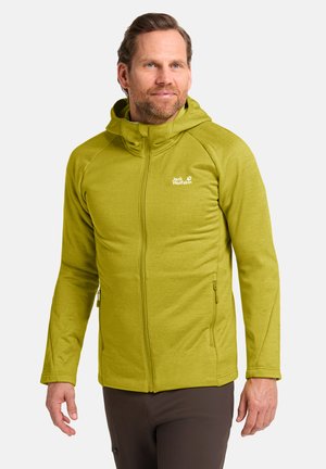 Olijfgroene zip-up jas met capuchon, gemaakt van een textiel met een zachte, gestructureerde stof; heeft zijzakken en een klein logo op de borst.