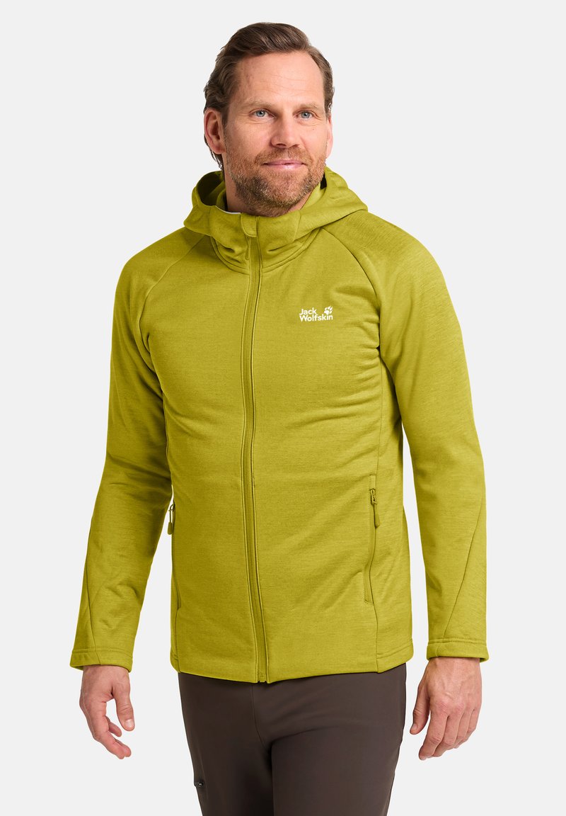 Olijfgroene zip-up jas met capuchon, gemaakt van een textiel met een zachte, gestructureerde stof; heeft zijzakken en een klein logo op de borst.