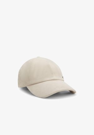 Baseballcap aus weichem beigem Veloursleder mit abgerundetem Kronenteil, gebogenem Schirm und abgesteppten Akzenten für zusätzliche Details.