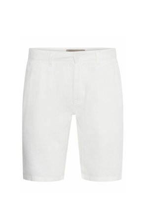 Shorts blancs en tissu léger, avec une coupe droite, des passants de ceinture et une fermeture à bouton avec un zip. Pas de motifs ou d'accents visibles.