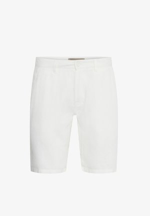 Shorts blancs en tissu léger, avec une coupe droite, des passants de ceinture et une fermeture à bouton avec un zip. Pas de motifs ou d'accents visibles.