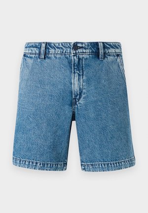 Világoskék, laza fazonú farmernadrág. Standard öt zsebes kialakítással, gombos záródással és finoman kopott széllel rendelkezik.