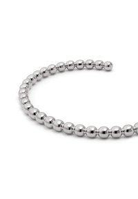 Pulsera de metal plateado que presenta un diseño continuo de cuentas redondas pulidas, formando una banda flexible y suave.