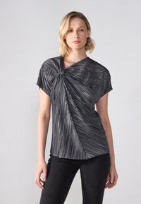 Top plisat negru cu un design al gâtului răsucit, mâneci scurte și o siluetă drapată care flatează. Textură netedă, potrivit pentru diverse ocazii.
