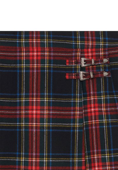 Tartan stof med røde, grønne, blå og gule linjer på en mørk baggrund, med sølvfarvede metalspænder fastgjort på højre side.