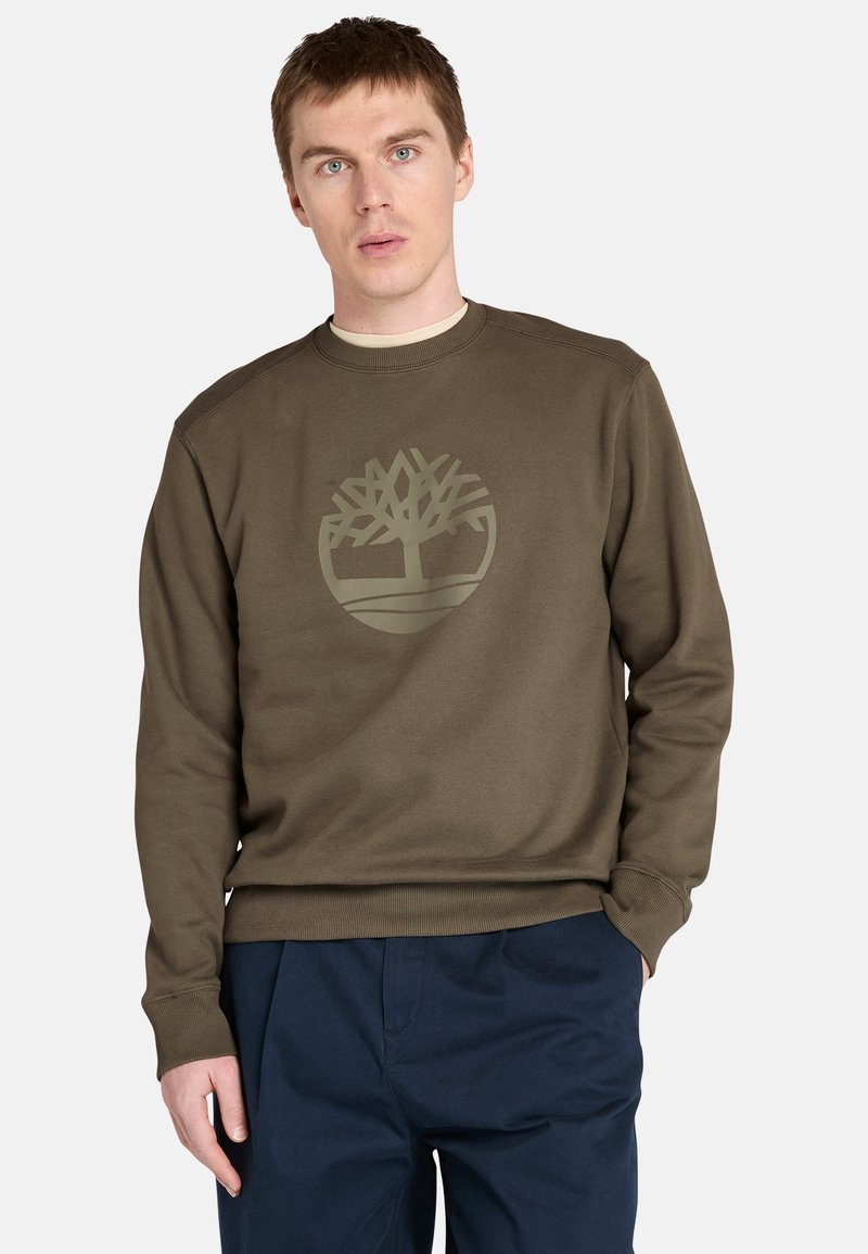 Sudadera verde oliva hecha de una mezcla de algodón. Presenta un escote redondo y un gran logo de árbol en una tonalidad más clara en la parte delantera.