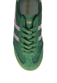 Zapatilla verde con rayas rosas, con parte superior texturizada de ante y malla, logo dorado y diseño clásico con cordones. Suela de goma marrón.