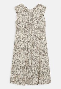 Květinové šaty v krémové barvě s volánovými rukávy, V-výstřihem a nařaseným pasem. Látka zobrazuje podrobné vzory motýlů a listů.