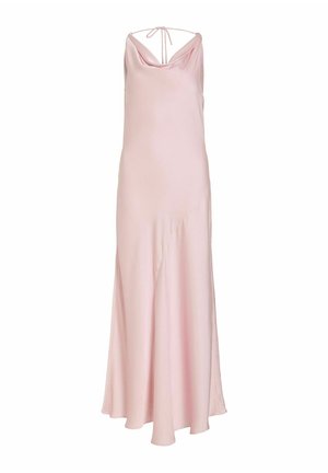 Vestido de noche rosa claro de satén con cuello halter, escote drapeado y falda larga que fluye hasta el suelo.