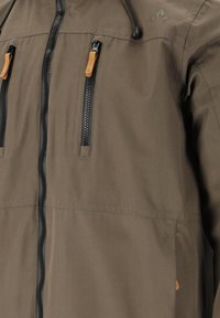 Ruskea, vettä hylkivä takki, jossa on etuvetoketju, kaksi vetoketjullista rintataskua ja säädettävä naruhuppu nahkaisilla yksityiskohdilla.