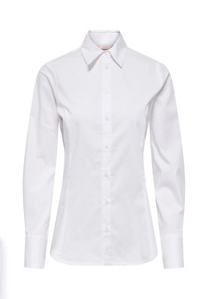 Camisa blanca de manga larga para mujer con botones, cuello puntiagudo y cintura entallada sobre un fondo blanco.