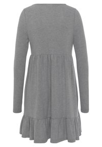 Šedé šaty s dlouhým rukávem, s nařaseným pasem a volánkovým lemem, zobrazené zezadu na bílém pozadí.