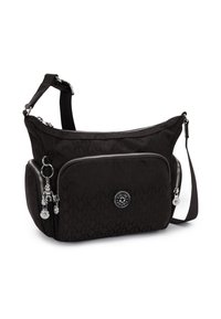 Schwarze Schultertasche mit einem strukturierten Stoff, silbernen Reißverschlüssen und einem kleinen dekorativen Anhänger. Sie verfügt über ein Logo-Patch und einen verstellbaren Träger.