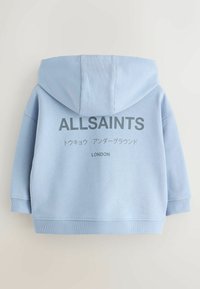 Sweat à capuche bleu clair avec "ALLSAINTS" en grandes lettres, texte japonais, et "LONDON" imprimés au dos.