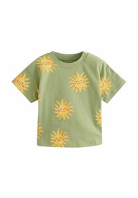 Camiseta de manga corta verde hecha de algodón, presenta un patrón repetido de soles amarillos con rostros sonrientes y mejillas rosas.