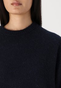 Gina Tricot CREW NECK - Svetrík - navy blazer