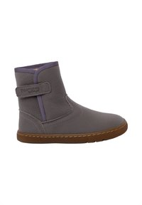 Stivale alla caviglia in pelle grigia con finitura texturizzata, accentuato da elastico viola e una cinghia con attacco a strappo. Suola in gomma marrone con dettagli di cucitura.