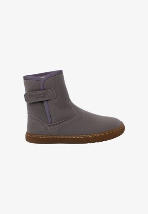 Graue Leder-Stiefelette mit strukturiertem Finish, lila elastischem Akzent und einem Klettverschlussriemen. Braune Gummisohle mit Nähdetails.