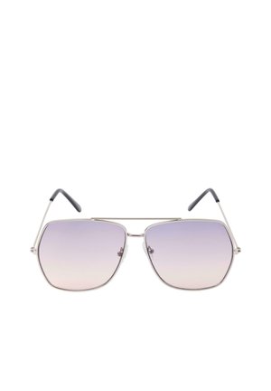 Sølvindfattede pilot-solbriller med gradient linsotone i lilla og sorte ørestykker på hvid baggrund.