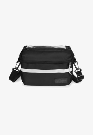 Zwarte Eastpak tas met een doorzichtig bovenstuk, zilveren horizontale streep, verstelbare schouderband en ritssluiting. Duurzaam materiaal met een rechthoekige vorm.