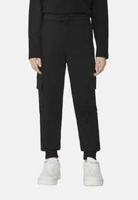 Černé cargo kalhoty vyrobené z měkké látky, s elastickým pasem a šňůrkou, bočními kapsami a žebrovanými manžetami.