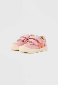 Ροζ παιδικά αθλητικά παπούτσια με δύο ιμάντες βέλκρο, πορτοκαλί αντίθετο λεπτομέρεια, ανοιχτό μπλε γιακά και υφή σόλα από καουτσούκ.