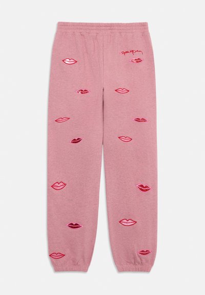 Calças de moletão cor-de-rosa feitas de um tecido macio, apresentando lábios bordados espalhados em vários tons de vermelho e rosa, com punhos e cintura elásticos.