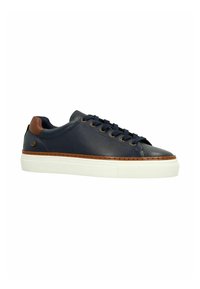 Marineblauwe leren sneaker met bruine accenten, marineblauwe veters en een dikke witte rubberen zool, weergegeven in zijprofiel tegen een witte achtergrond.